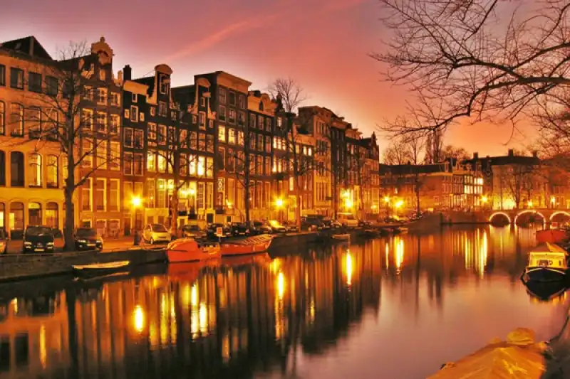 11 Lý do để bạn nhất định phải đến Saint Petersburg một lần trong đời! 1 3238 amsterdam1 8581 1381733381