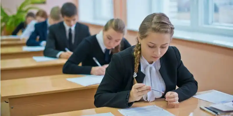 Các trường đại học Nga tuyển sinh như thế nào? 2 Học snh Nga thi tốt nghiệp