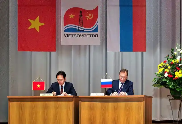 THÔNG BÁO TUYỂN CHỌN SINH VIÊN ĐI ĐÀO TẠO ĐẠI HỌC Ở LIÊN BANG NGA BẰNG KINH PHÍ CỦA VIETSOVPETRO NĂM HỌC 2018 - 2019 1 VSP hop hoi dong3