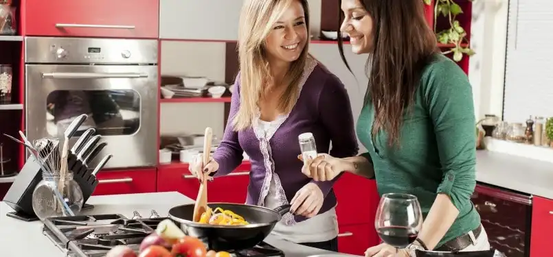 Nấu ăn - Kỹ Năng Cần Thiết cho Du Học Sinh tại Nga 1 friends cooking min