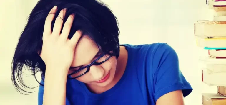 Thủ tục nhập học tại các trường Đại học Nga năm học 2021-2022 11 sad student