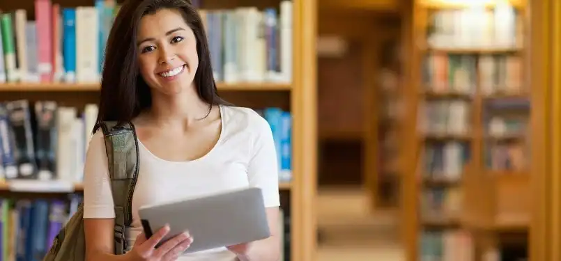 7 bí kíp kết bạn khi đi du học 1 smiling student min
