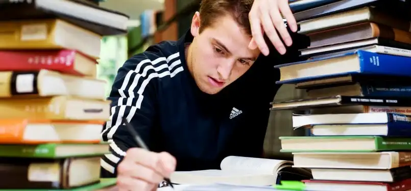 Những rào cản mà Du học sinh thường gặp 1 stressed student min