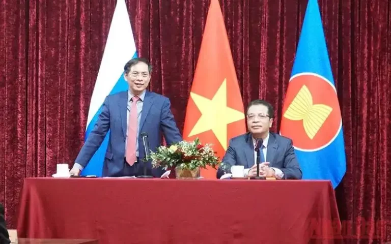 Bộ trưởng Ngoại giao Bùi Thanh Sơn thăm Đại sứ quán Việt Nam tại Nga 1 bo truong ngoai giao bui thanh son tham dai su quan viet nam tai nga