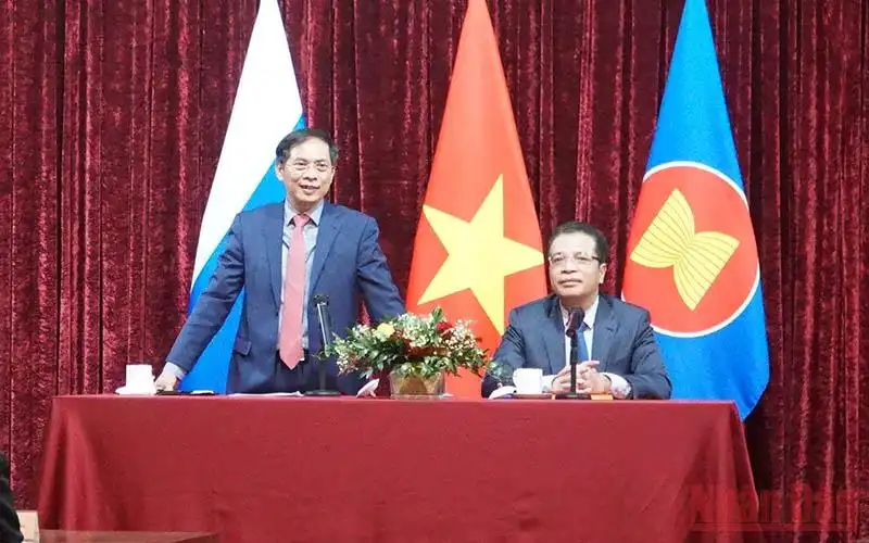 bo truong ngoai giao bui thanh son tham dai su quan viet nam tai nga