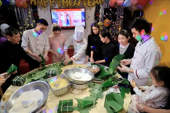 am ap tet doan vien ben trong dai su quan viet nam tai lb nga