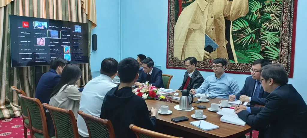 dai su quan to chuc gap go luu hoc sinh viet nam tai nga