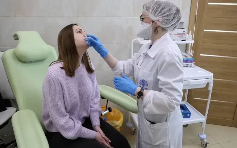 nga dang ky vaccine phong covid 19 dang xit mui dau tien tren the gioi