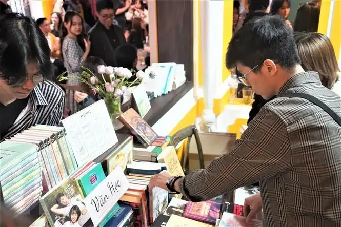 ngay hoi doc sach cua sinh vien viet nam tai nga