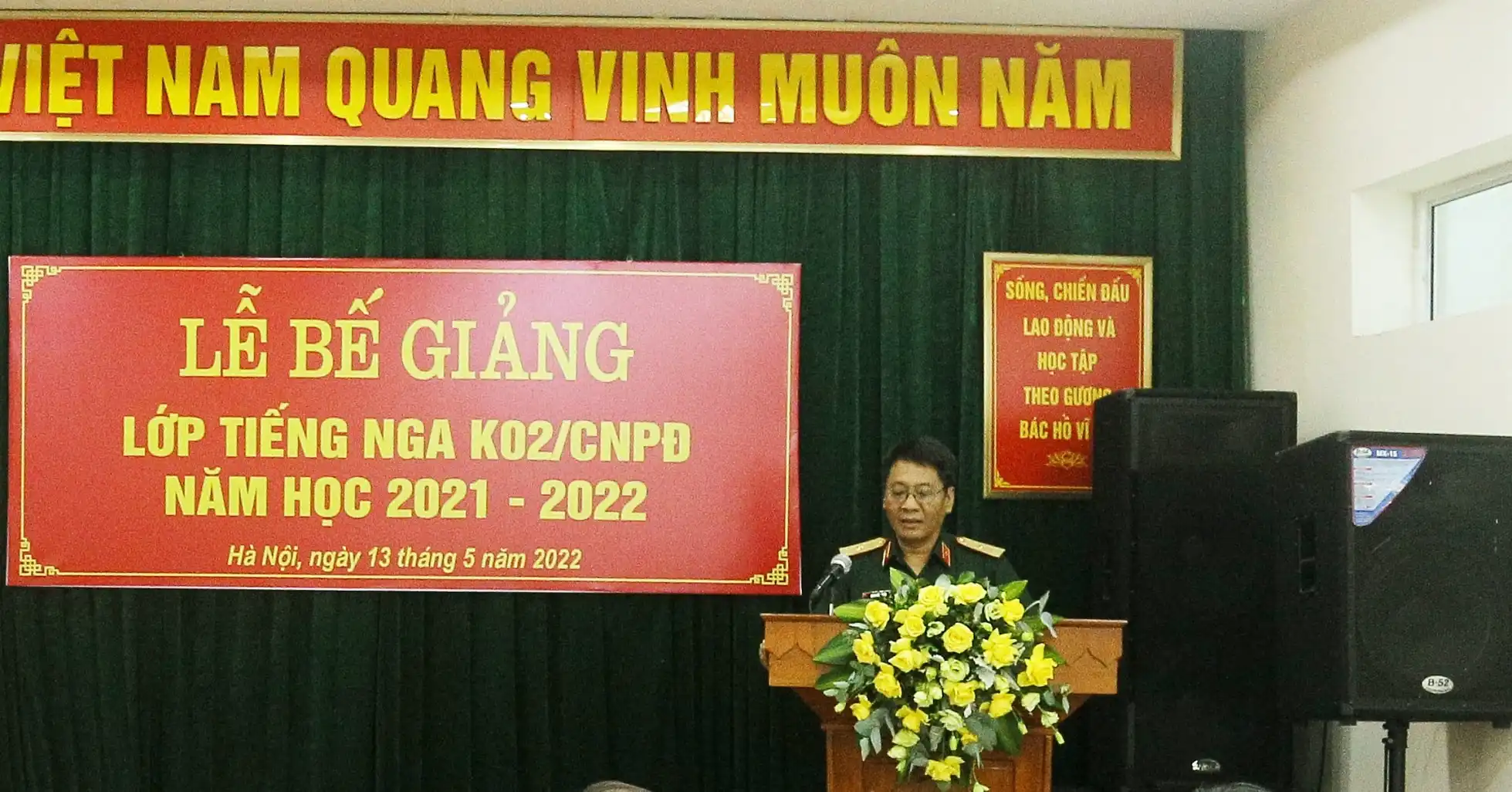 Bế giảng Lớp bồi dưỡng tiếng Nga K02 - Cử nhân phân đội tại Hà Nội 2 Thiếu tướng Đặng Hồng Triển chủ trì buổi lễ
