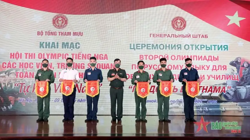 Olympic tiếng Nga khối các trường quân đội chính thức khởi tranh 3 Ban tổ chức trao cờ lưu niệm tặng các đội tham gia hội thi.