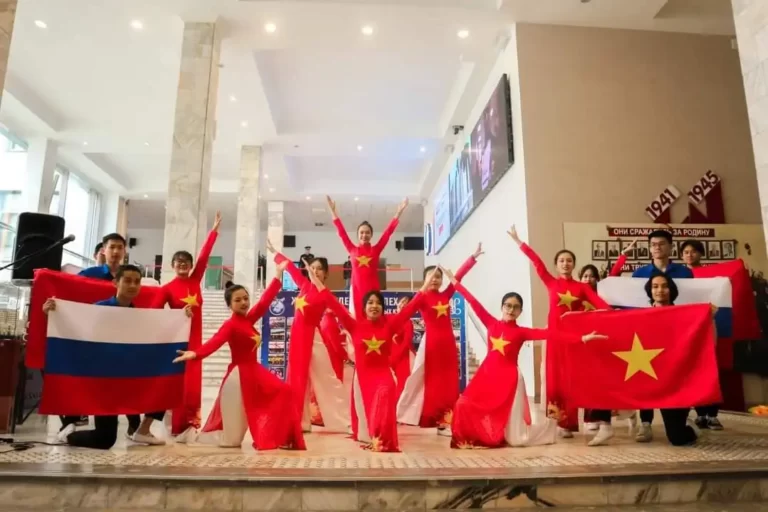 sinh vien viet nam tham du le hoi am thuc quoc te tai truong plekhanov