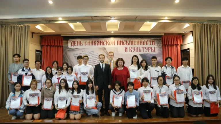 trao giai cuoc thi olympic tieng nga cho hoc sinh va sinh vien viet nam 01