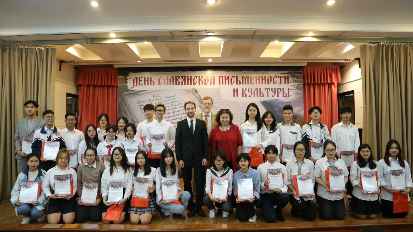 Trao giải Olympic tiếng Nga dành cho Học sinh và Sinh viên Việt Nam 2 trao giai cuoc thi olympic tieng nga cho hoc sinh va sinh vien viet nam 01