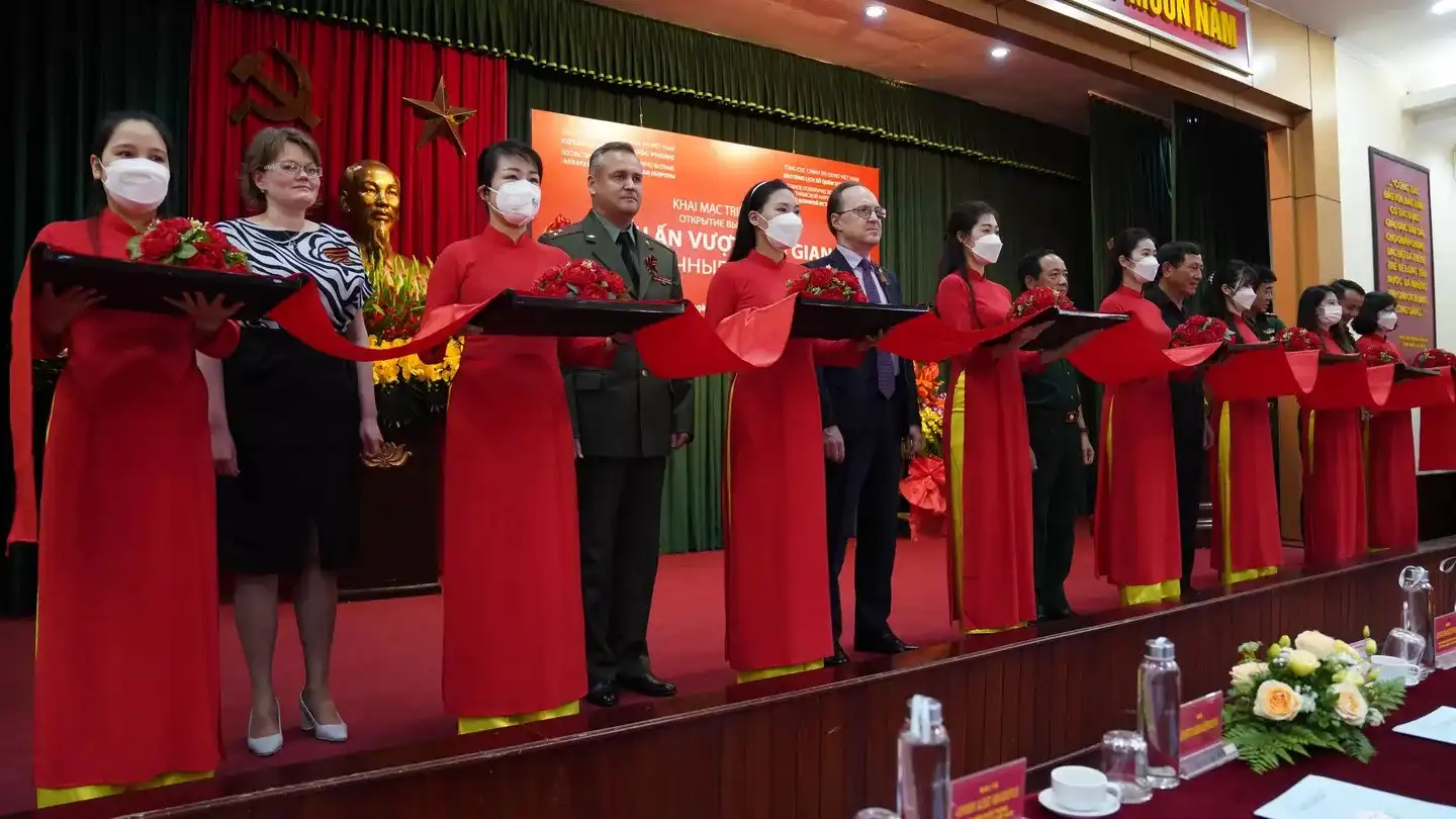 Triển lãm “Dấu ấn vượt thời gian”: Thắt chặt mối quan hệ Nga – Việt 3 trien lam anh dau an vuot thoi gian that chat moi quan he nga viet 02