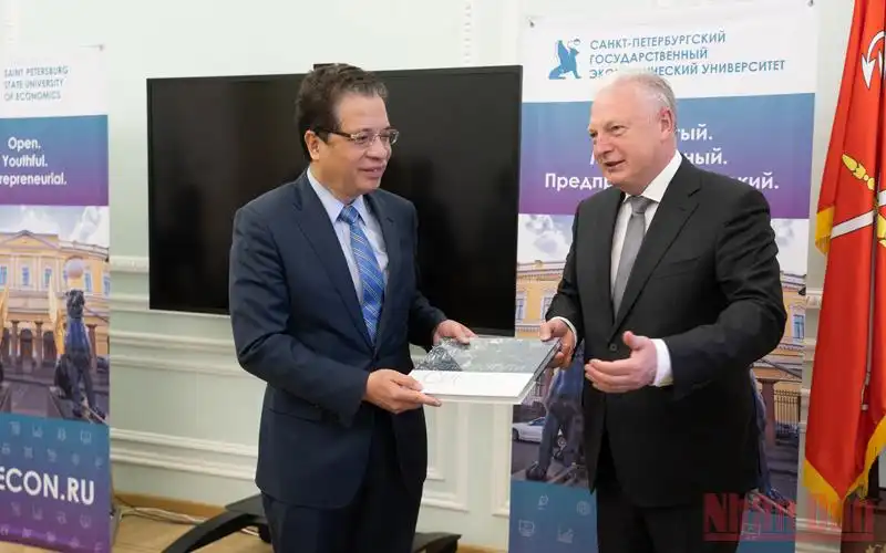 Đại sứ Đặng Minh Khôi làm việc với Đại học Kinh tế St. Petersburg 2 Đại sứ Đặng Minh Khôi và Hiệu trưởng Igor Maksimtsev
