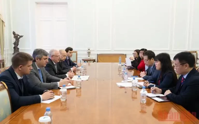 Đại sứ Đặng Minh Khôi làm việc với Đại học Kinh tế St. Petersburg 19 dai su dang minh khoi lam viec voi dai hoc kinh te saint petersburg 02