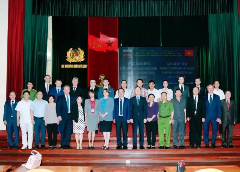gap mat huu nghi viet nga tai dai hoc phong chay chua chay