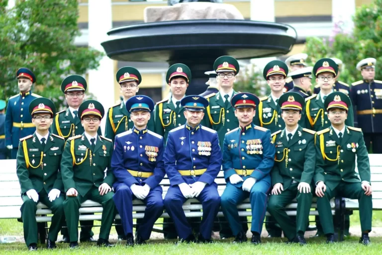 sinh vien viet nam tot nghiep cac truong quan doi tai saint petersburg
