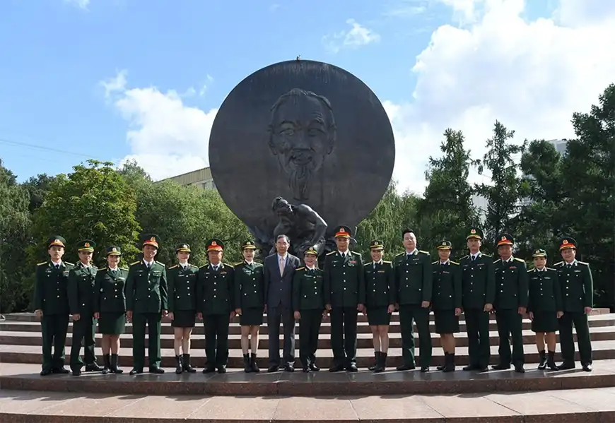 Đoàn Quân đội dâng hoa tại Tượng đài Hồ Chí Minh ở Moscow 1 doan quan doi dang hoa tai tuong dai ho chi minh o moscow