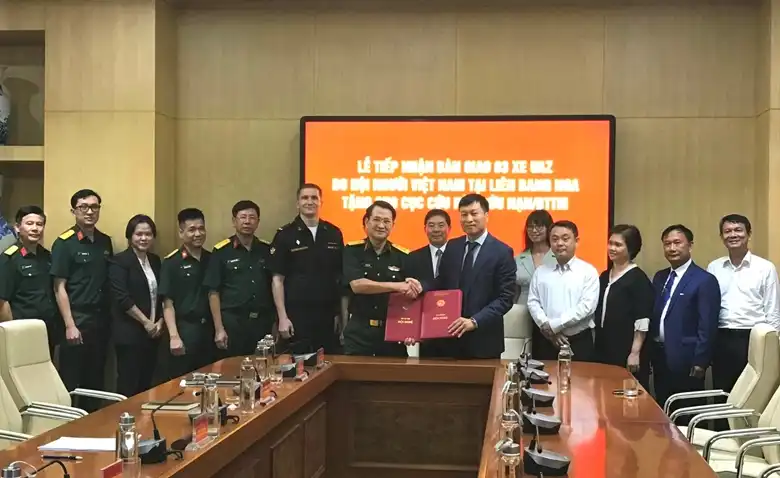 Hội người Việt tại Nga gửi tặng 3 xe địa hình UAZ về Việt Nam 1 hoi nguoi viet tai nga gui tang 3 xe dia hinh uaz ve viet nam
