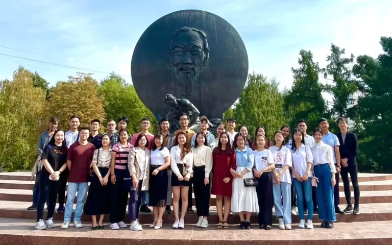 sinh vien rudn to chuc dang huong tai quang truong ho chi minh