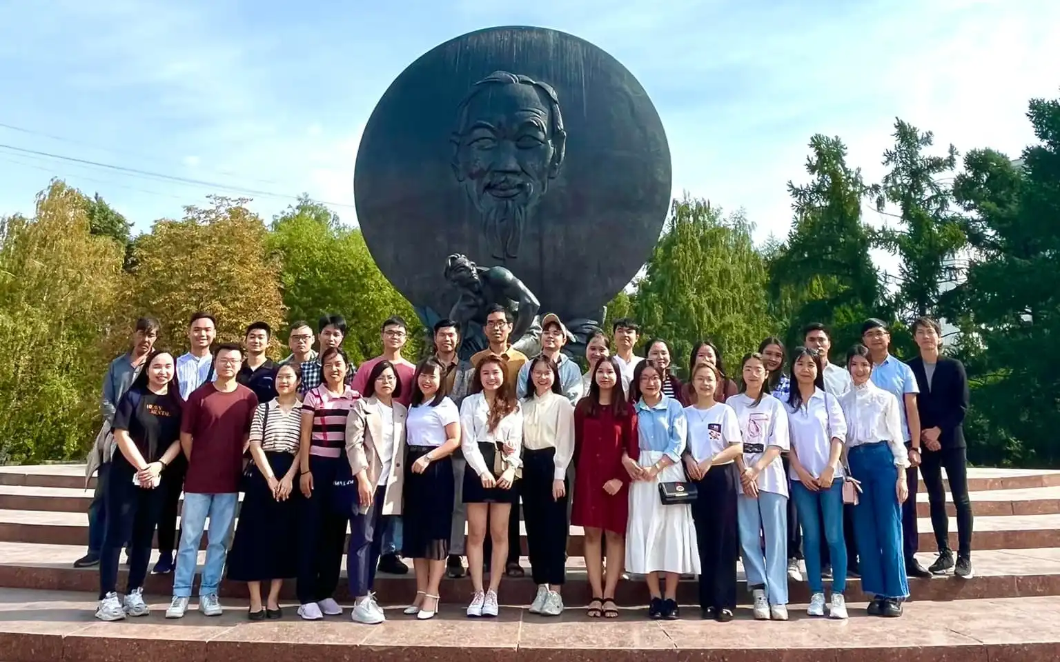 sinh vien rudn to chuc dang huong tai quang truong ho chi minh