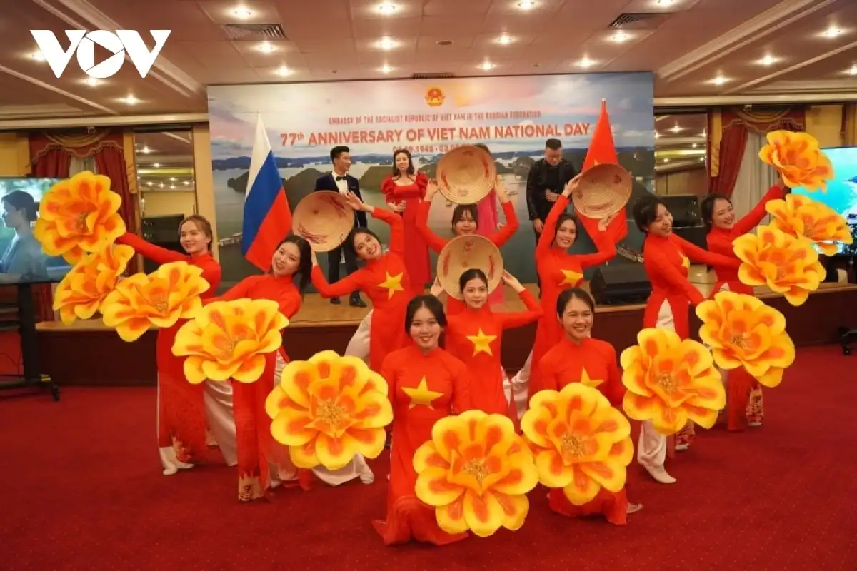 trang trong le ky niem quoc khanh viet nam tai lien bang nga 02