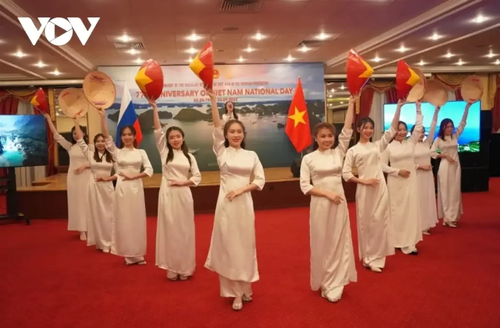 trang trong le ky niem quoc khanh viet nam tai lien bang nga 03