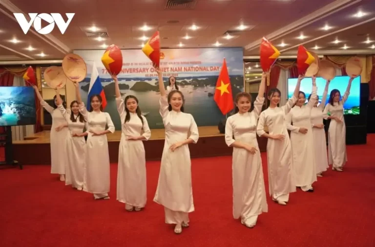 trang trong le ky niem quoc khanh viet nam tai lien bang nga 03