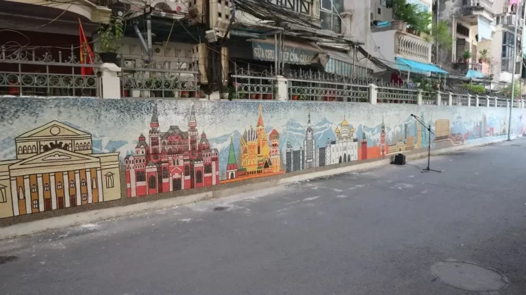 buc tuong gom bieu tuong moi tinh huu nghi nga viet 02