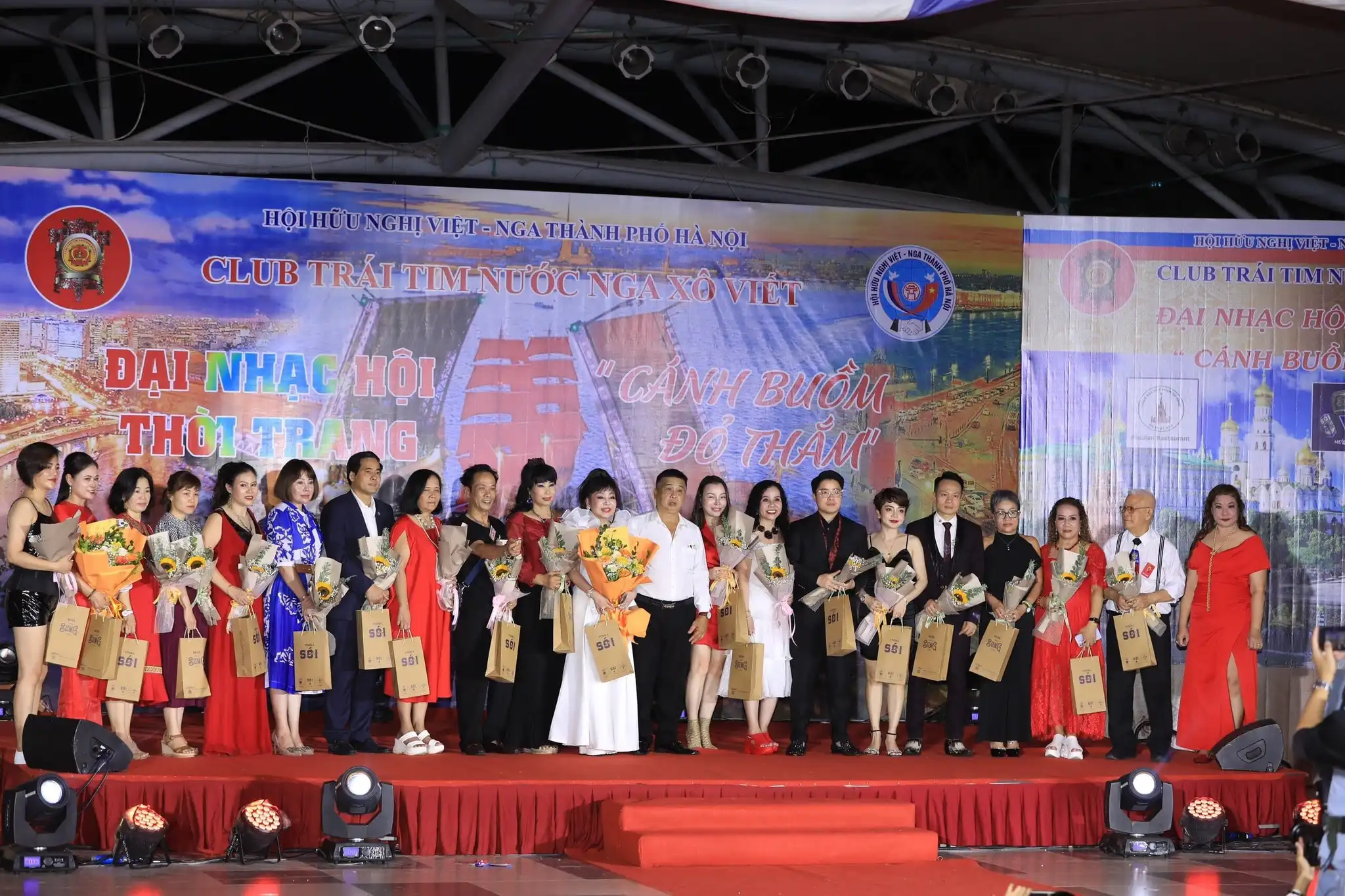 dai nhac hoi thoi trang canh buom do tham 2022 tai ha noi