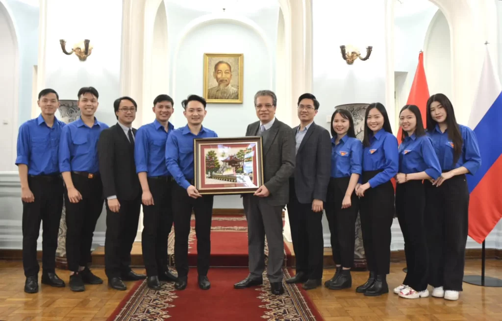 dai su dang minh khoi gap mat than mat voi dai dien thanh nien tai nga