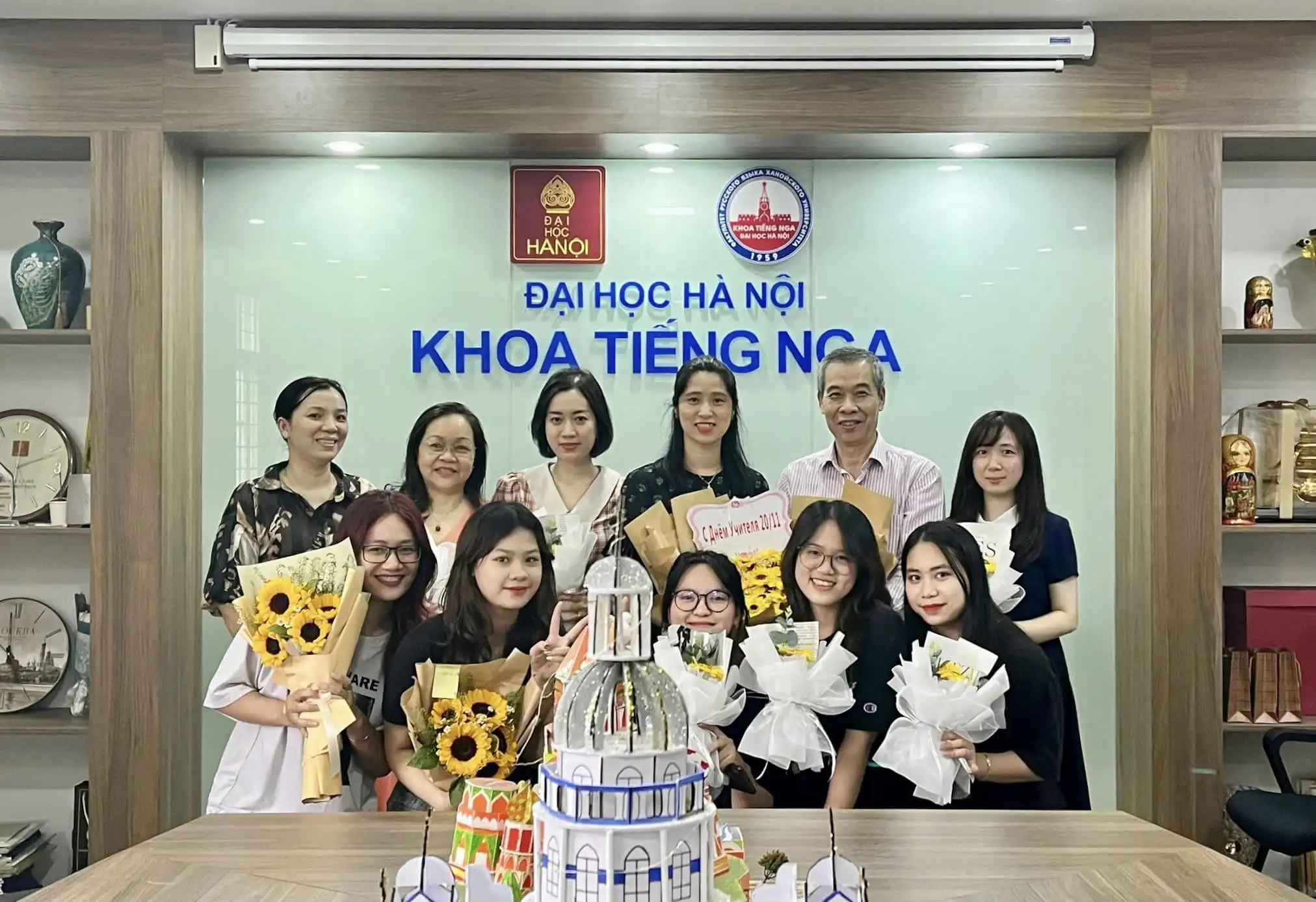 chuc mung ngay nha giao 20 11 tai khoa nga hanu