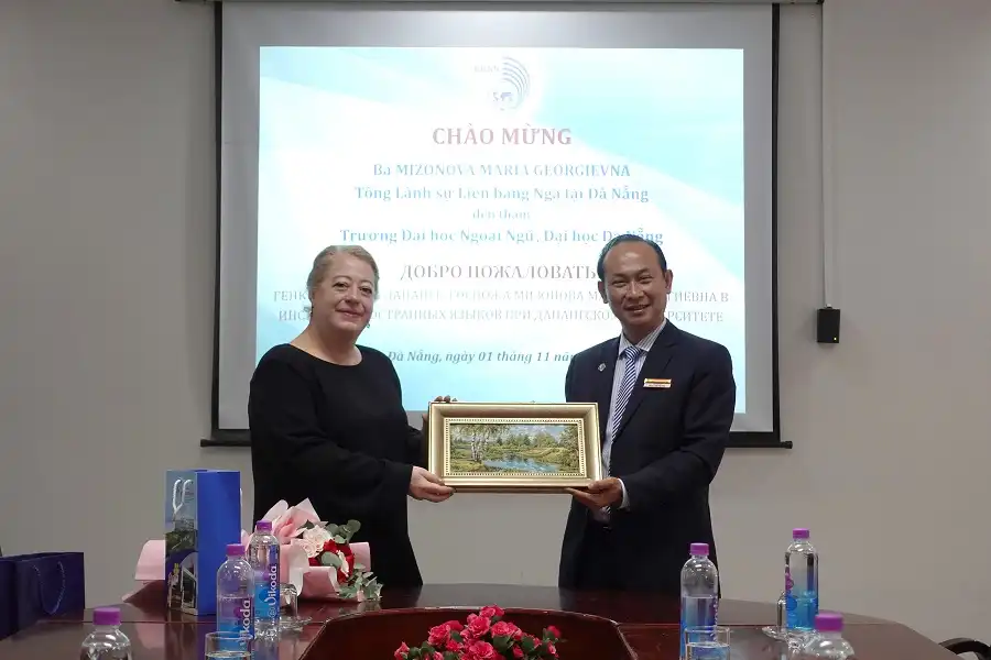 dai hoc ngoai ngu dh da nang tiep tong lanh su lien bang nga