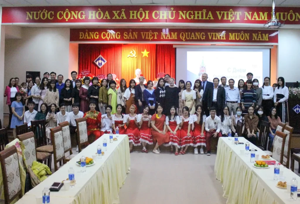 dai hoc ngoai ngu dh hue ky niem 105 nam cach mang thang 10
