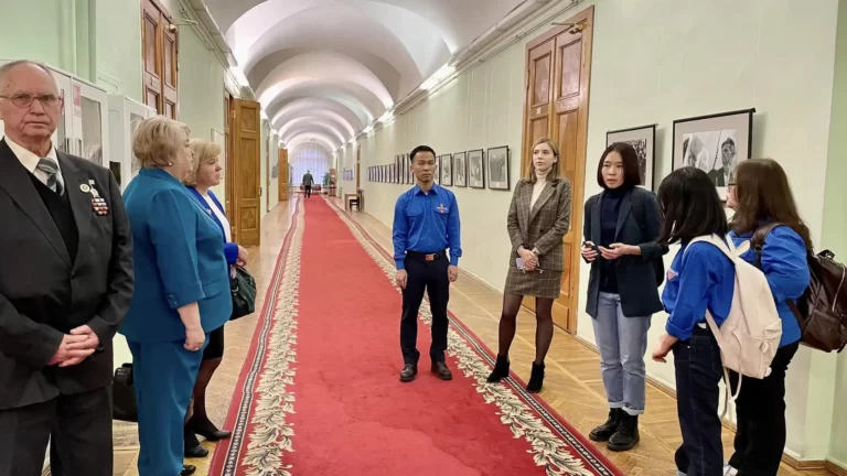 Đoàn viên tại Saint Petersburg thăm phòng làm việc của Lenin 13 doan vien tai saint petersburg tham phong lam viec cua lenin