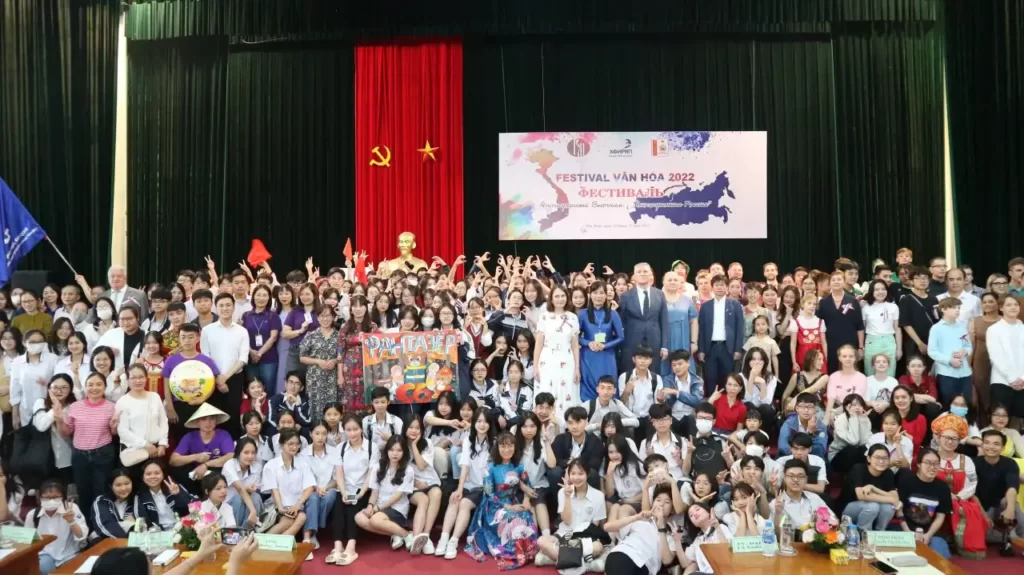 ruc ro troi thu cung festival van hoa da sac mau viet nga 2022
