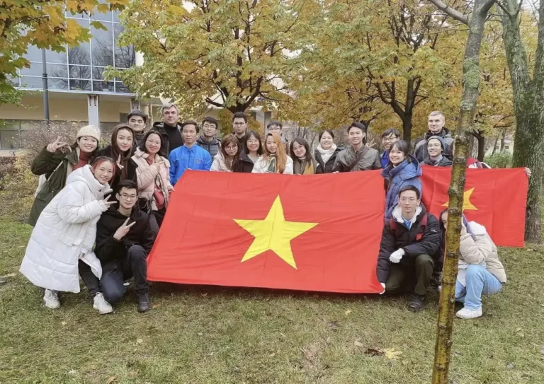 Sinh viên Việt tại Saint Petersburg tham gia Субботник tháng 10/2022 3 sinh vien viet tai saint petersburg tham gia субботник thang 10 2022