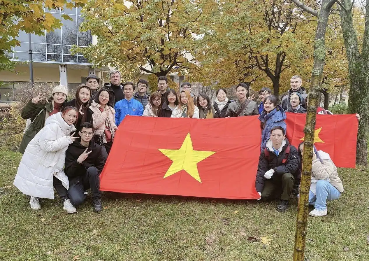 Sinh viên Việt tại Saint Petersburg tham gia Субботник tháng 10/2022 2 sinh vien viet tai saint petersburg tham gia субботник thang 10 2022