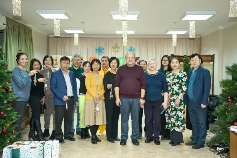 cong dong nguoi viet to chuc toi tham trai tre mo coi nga