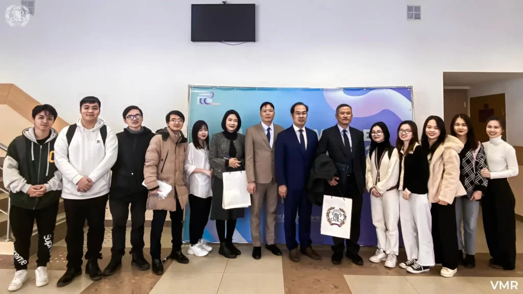 Đại biểu Việt Nam sang thăm sinh viên ĐH Kinh tế Plekhanov 1 dai bieu viet nam sang tham sinh vien dh kinh te plekhanov