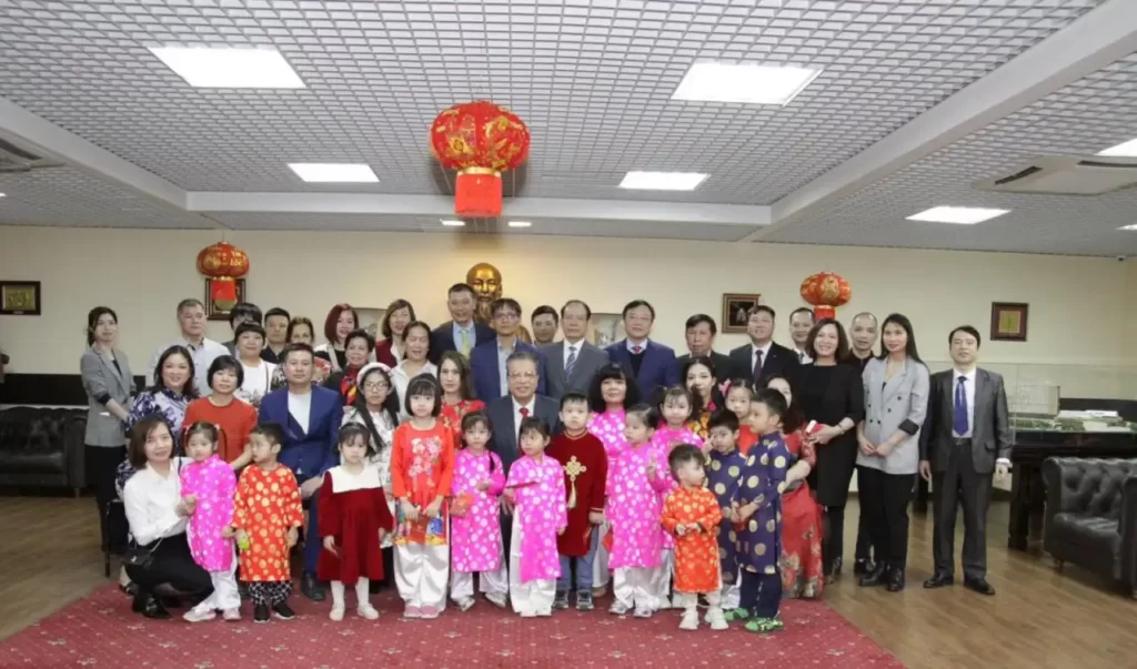 dai su dang minh khoi tham va chuc tet nguoi viet tai nga