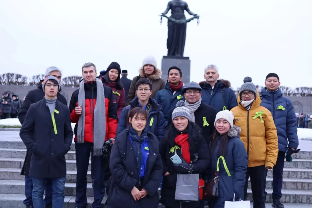 Sinh viên Việt Nam tại Lễ Tưởng niệm Ngày Giải phóng Leningrad 2023 1 sinh vien viet nam tai le tuong niem ngay giai phong leningrad 2023