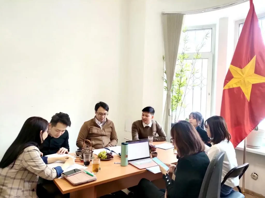 bo phan giao duc thuoc dai su quan gap mat ban can su doan