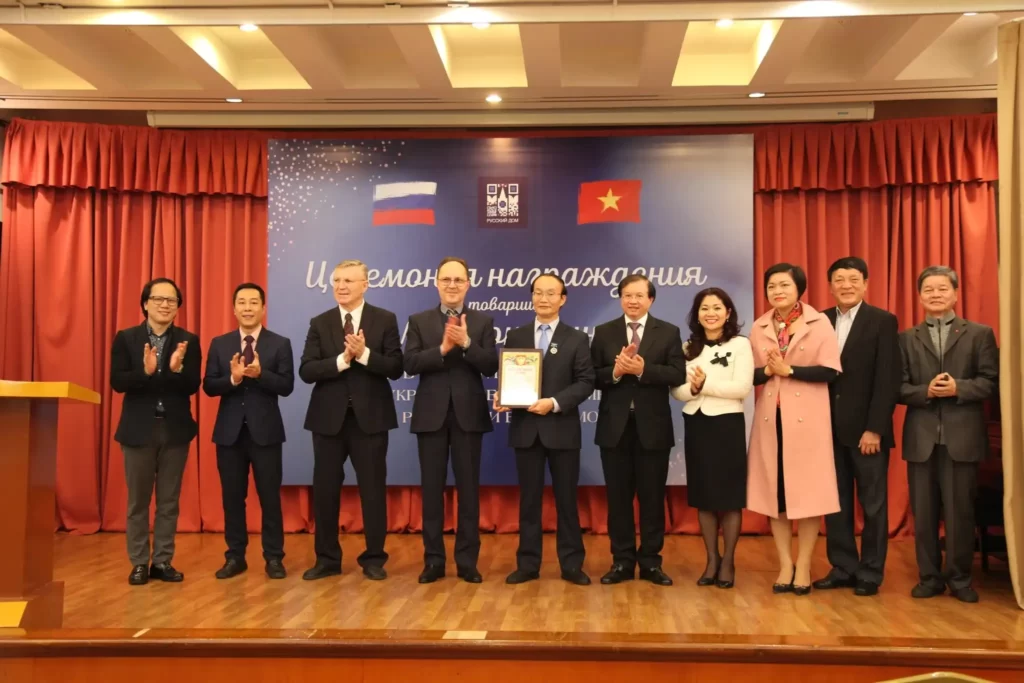 trao tang ky niem chuong vi tinh huu nghi va su hop tac viet nam nga