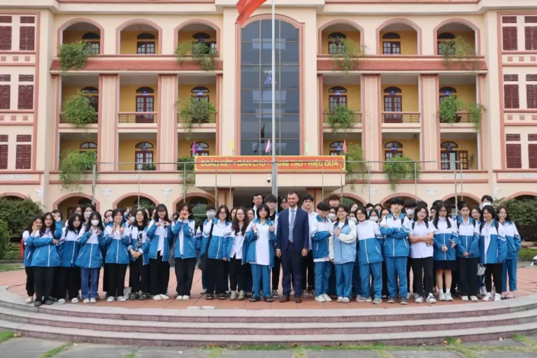 Đại học HSE giao lưu tại THPT chuyên Nguyễn Trãi - Hải Dương 20 dai hoc hse giao luu tai thpt chuyen nguyen trai hai duong