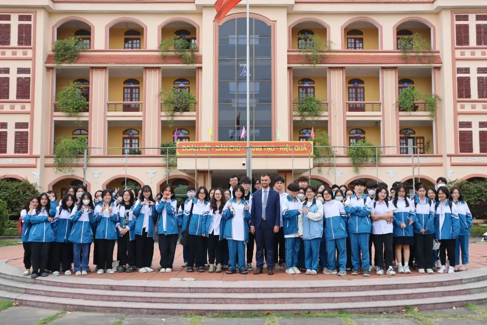 Đại học HSE giao lưu tại THPT chuyên Nguyễn Trãi - Hải Dương 2 dai hoc hse giao luu tai thpt chuyen nguyen trai hai duong