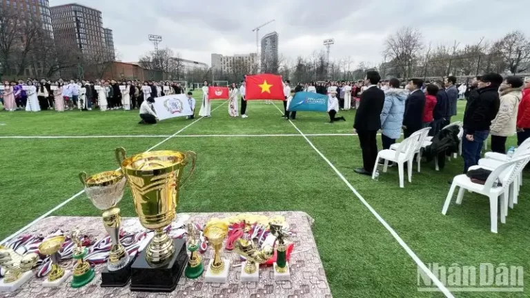 khai mac giai bong da tai chinh kinh te sinh vien viet tai nga