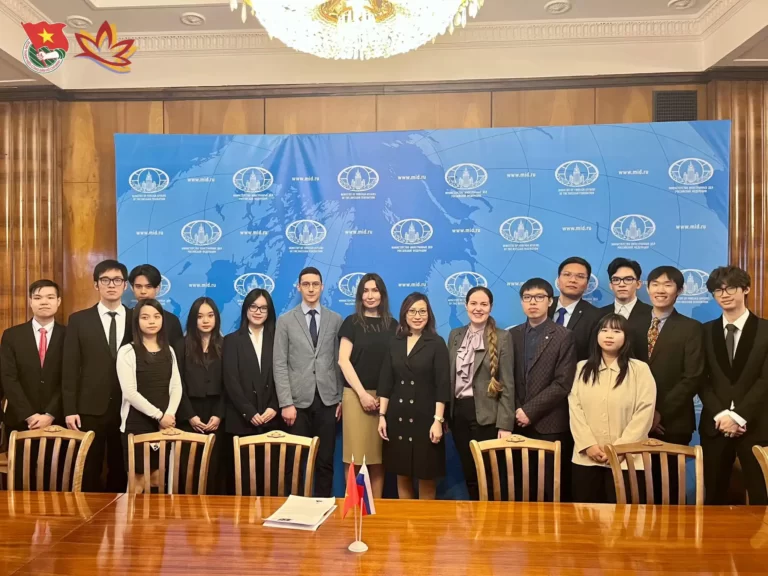 sinh vien mgimo tham quan tru so bo ngoai giao lien bang nga